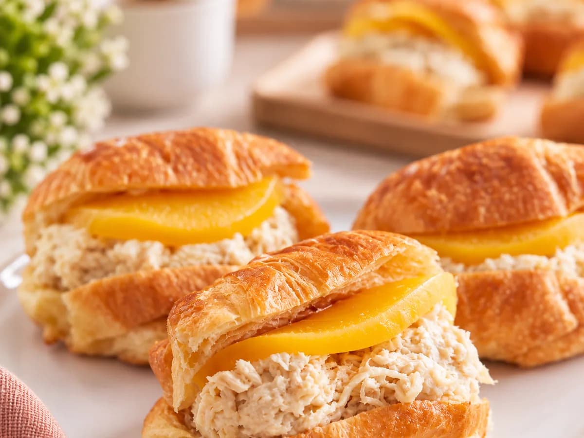 Mini croissant c/pollo, durazno